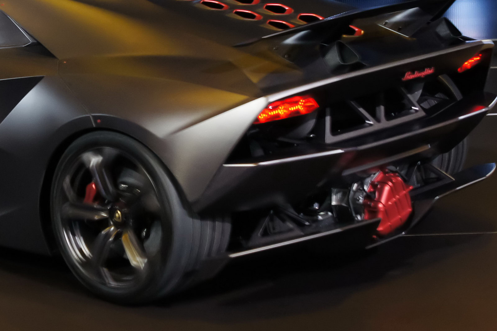 Lamborghini-Sesto-Elemento-4